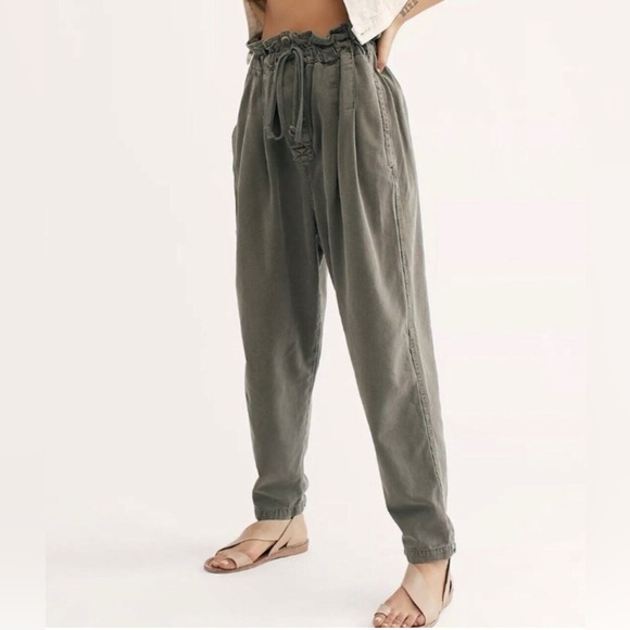 Free People Pants - Free People Margate olive green paperbag
baggy pleated trouser pants, size XS